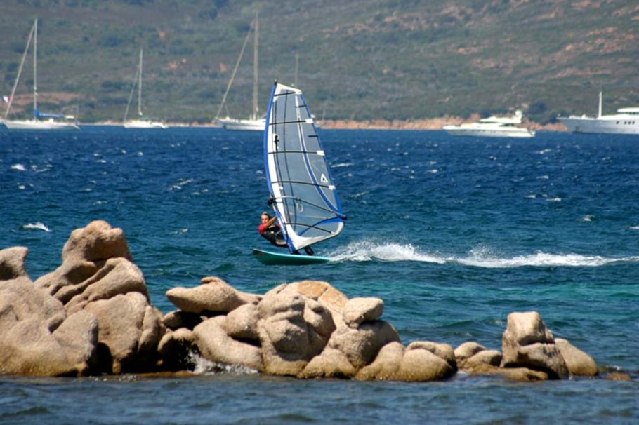 Bonifacio: le spot idéal pour faire de la planche à voile