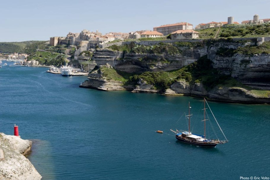 Naviguez depuis le port de Bonifacio