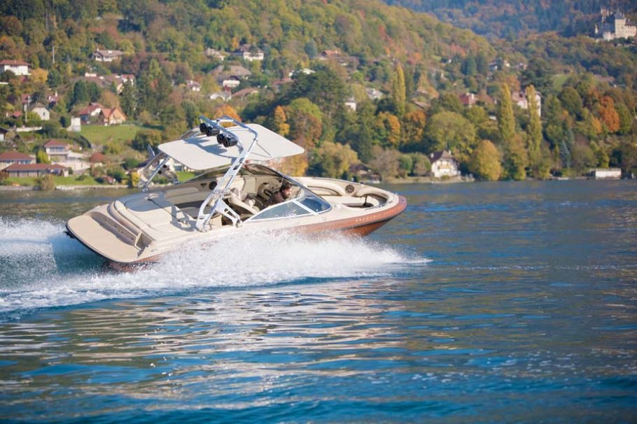 Naviguez en bateau électrique