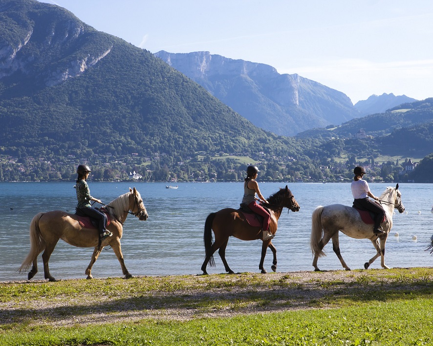 Promenade a cheval au bord du lac Francoise Cavazzana La Cavale 8005